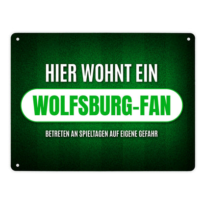 Metallschild XL mit Spruch: Hier wohnt ein Wolfsburg-Fan