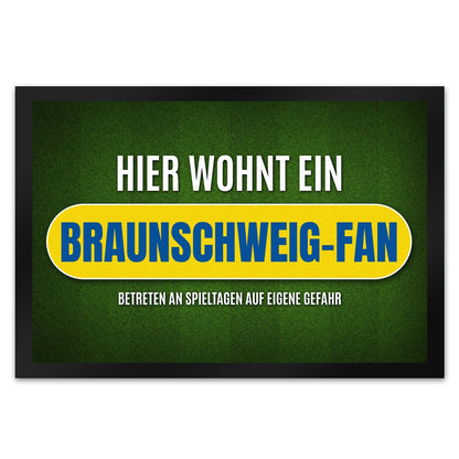 Hier wohnt ein Braunschweig-Fan Fußmatte XL mit Rasen Motiv