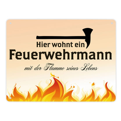 Metallschild XL mit Spruch: Comic_Hier wohnt ein Feuerwehrmann…