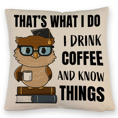 Eule Kissen mit Leinenoptik mit Spruch I drink coffee and know things