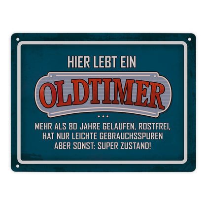 Metallschild XL mit Retro- Stil Motiv und Spruch: Hier wohnt ein Oldtimer