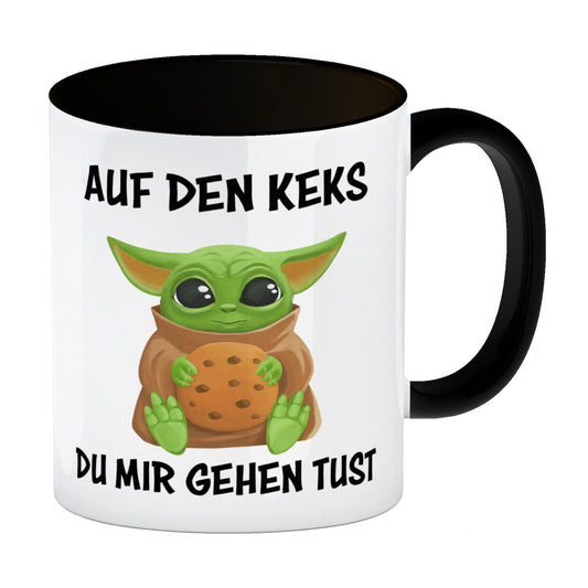 Baby-Alien Kaffeebecher in schwarz mit Spruch Auf den Keks du mir gehen tust