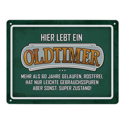 Metallschild XL mit Retro- Stil Motiv und Spruch: Hier wohnt ein Oldtimer