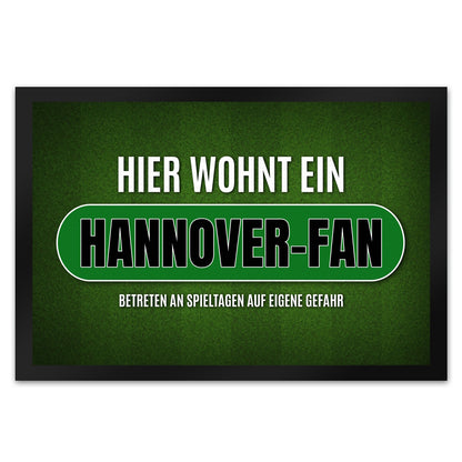 Hier wohnt ein Hannover-Fan Fußmatte XL mit Rasen Motiv