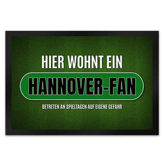 Hier wohnt ein Hannover-Fan Fußmatte XL mit Rasen Motiv