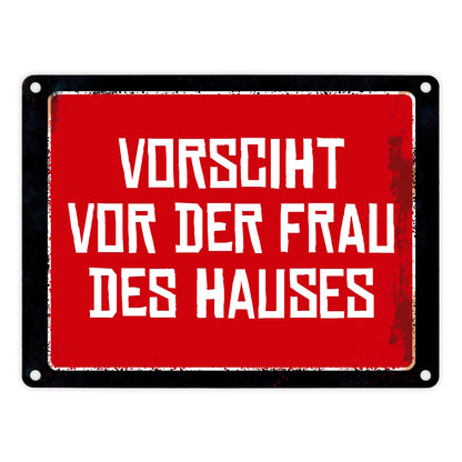 Vorsicht vor der Frau des Hauses Warn- und Hinweisschild im Used-Look