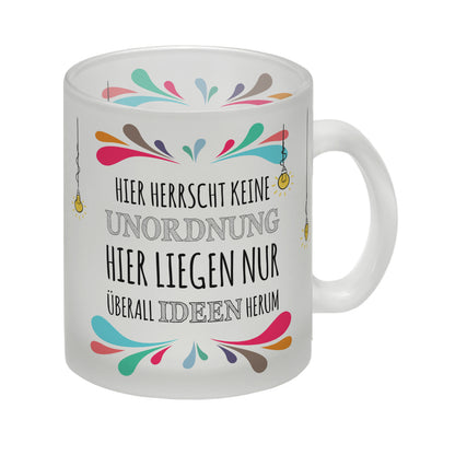 Hier herrscht keine Unordnung, hier liegen nur überall Ideen herum Glas Tasse