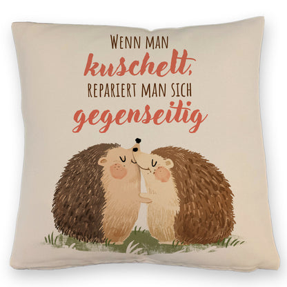 Igel Pärchen Kissen mit Leinenoptik mit Spruch Beim kuscheln repariert man sich gegenseitig