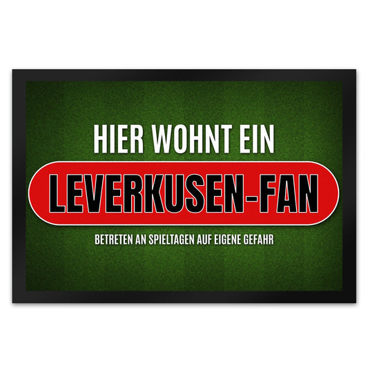 Hier wohnt ein Leverkusen-Fan Fußmatte XL mit Rasen Motiv