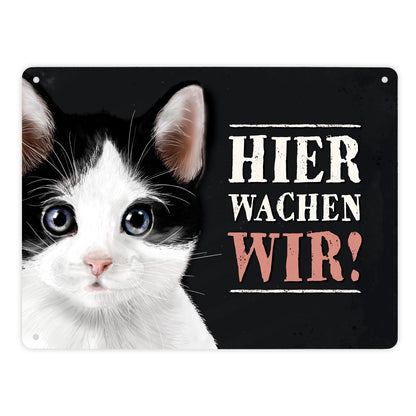 Hier wachen wir! Metallschild XL mit Katze Motiv