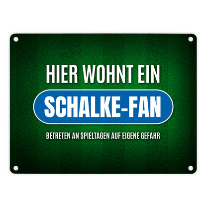 Hier wohnt ein Schalke-Fan Metallschild mit Rasen Motiv