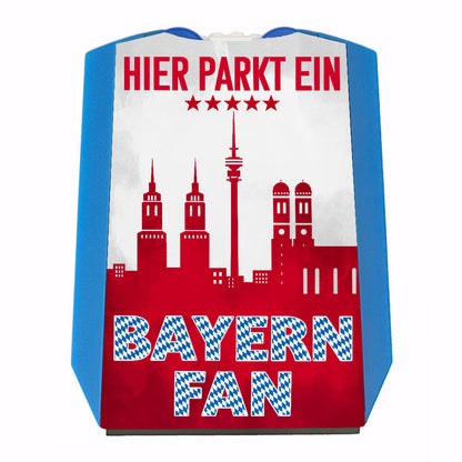 Hier parkt ein Bayern Fan Parkscheibe in Vereinsfarben