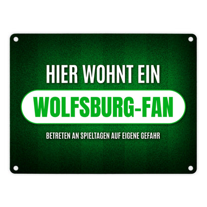 Hier wohnt ein Wolfsburg-Fan Metallschild mit Rasen Motiv