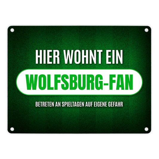 Hier wohnt ein Wolfsburg-Fan Metallschild mit Rasen Motiv