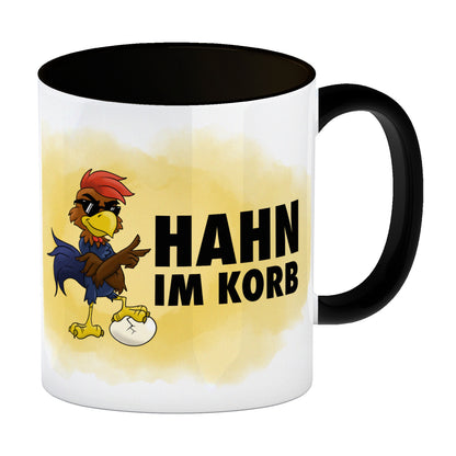 Hahn im Korb Kaffeebecher Schwarz Das einzigartige Cartoon-Motiv eines Hahns macht diesen Kaffeebecher zu einem echt ausgefallenem Geschenk für Kollegen, Familie und Freunde die vielleicht alleine als Hahn im Korb sitzen. mit Cartoon-Hahn, Aufschrift Moti