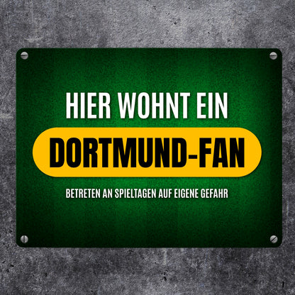 Hier wohnt ein Dortmund-Fan Metallschild mit Rasen Motiv