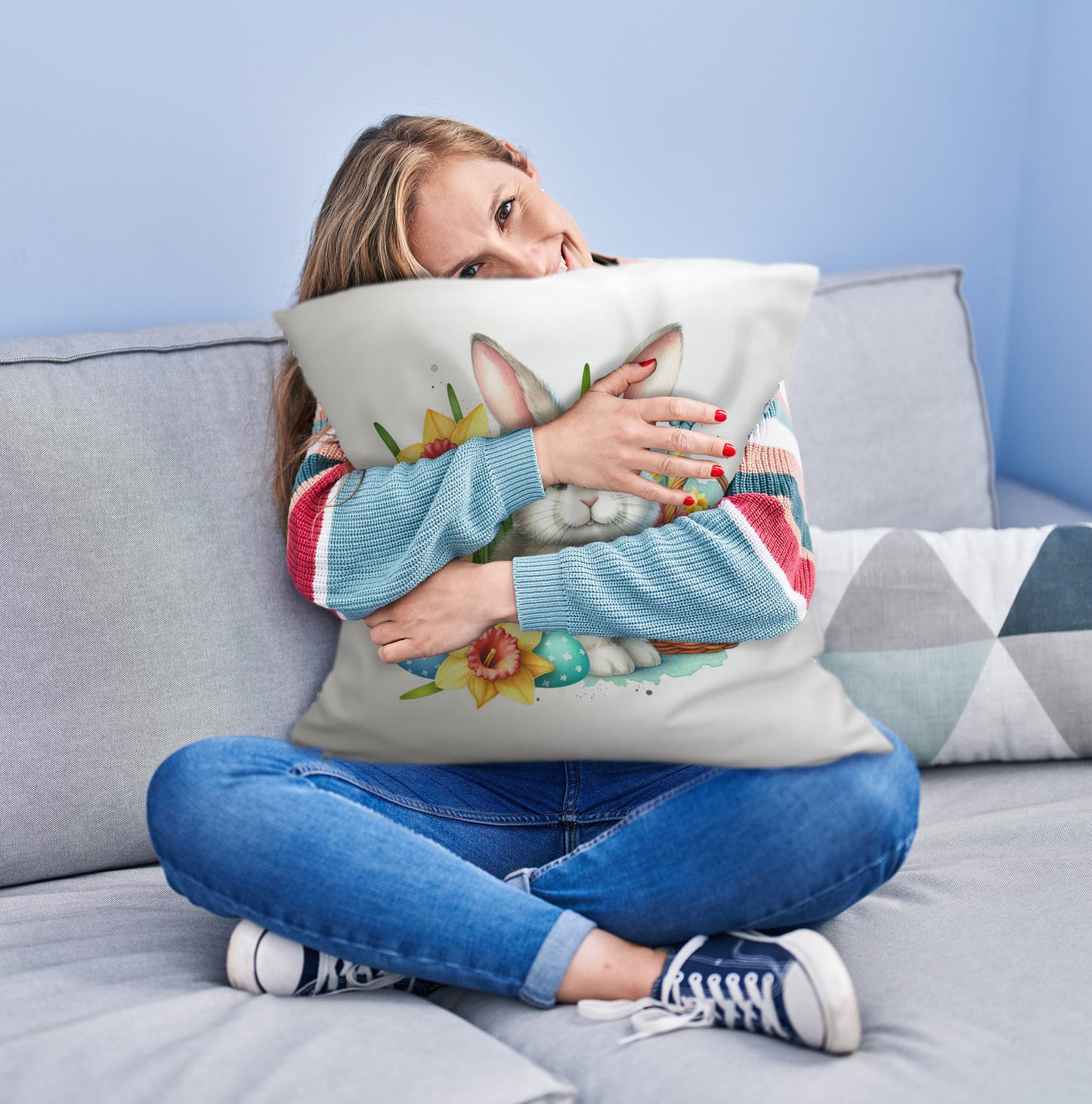 Osterhase neben Osterkorb Kuschelkissen