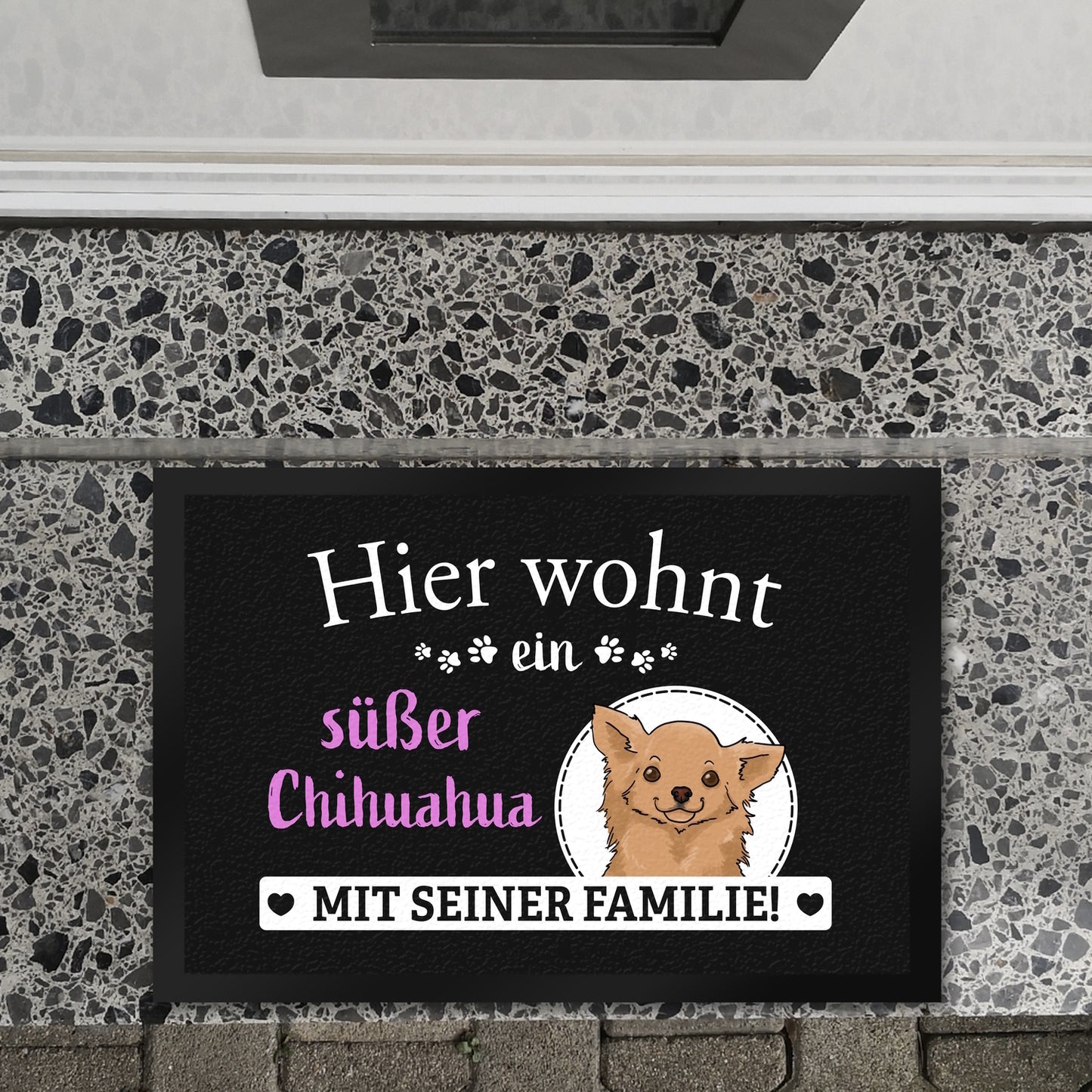 Hier wohnt ein Chihuahua mit seiner Familie Fußmatte XL in 40x60 cm