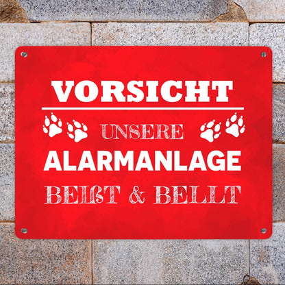 Vorsicht unsere Alarmanlage beißt & bellt Metallschild XL in 21x28 cm in Rot