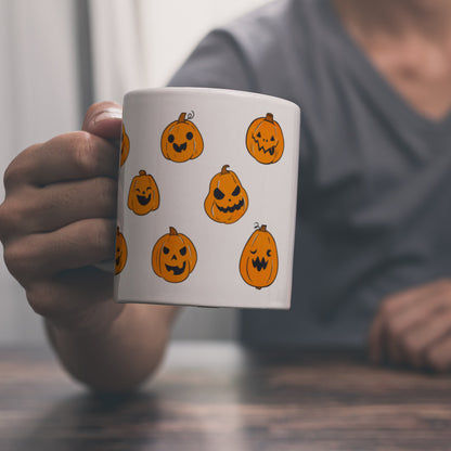 Kaffeebecher im Halloween Design - mit vielen lustigen geschnitzten Kürbisköpfen