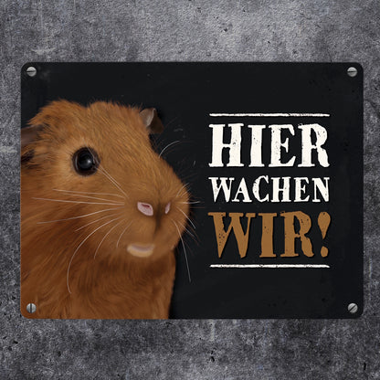 Metallschild mit Meerschweinchen Motiv und Spruch: Hier wachen wir!