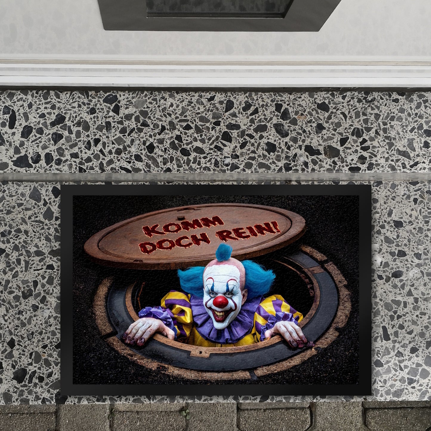 Horrorclown unter Kanaldeckel Fußmatte XL in 40x60 cm - Komm doch rein