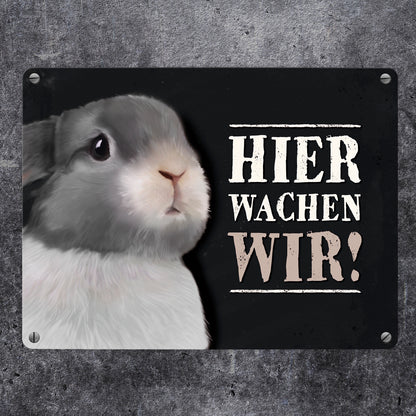 Metallschild mit Hase Motiv und Spruch: Hier wachen wir!