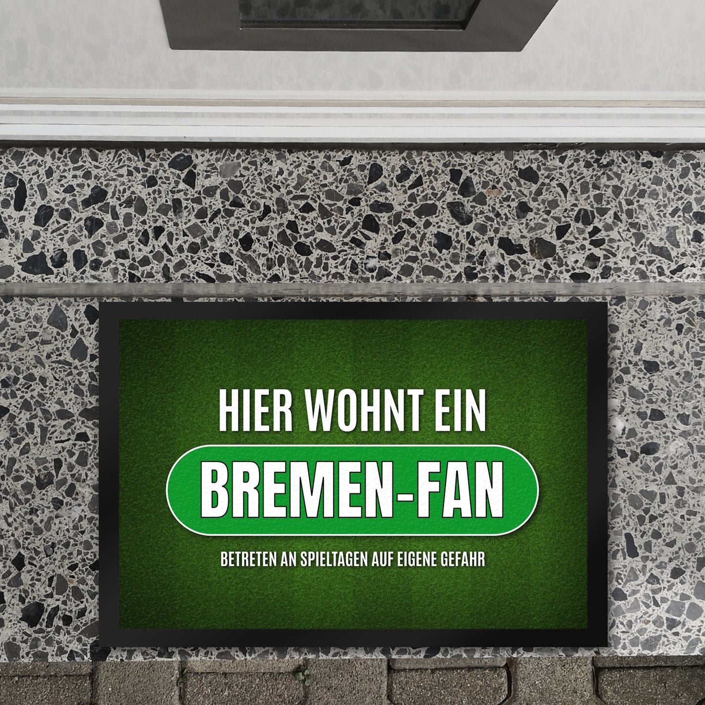 Hier wohnt ein Bremen-Fan Fußmatte XL mit Rasen Motiv