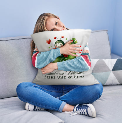 Marienkäfer Kuschelkissen mit Spruch Glaube an Wunder, Liebe und Glück!