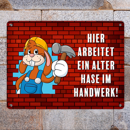 Alter Hase im Handwerk Bauarbeiter Metallschild XL in 21x28 cm mit Spruch