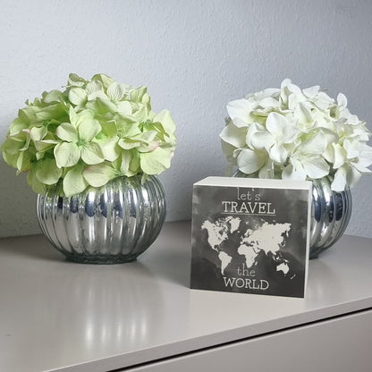 Spardose aus Holz mit Weltkarten Motiv und Text - let's travel the world in Schwarz