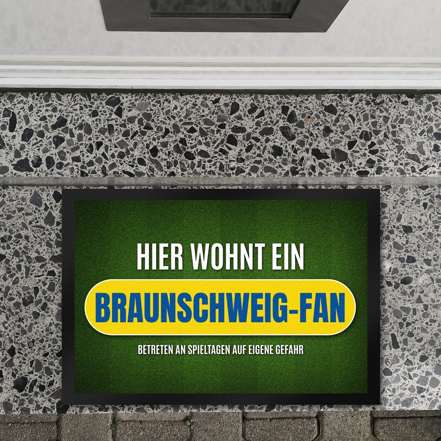 Hier wohnt ein Braunschweig-Fan Fußmatte XL mit Rasen Motiv