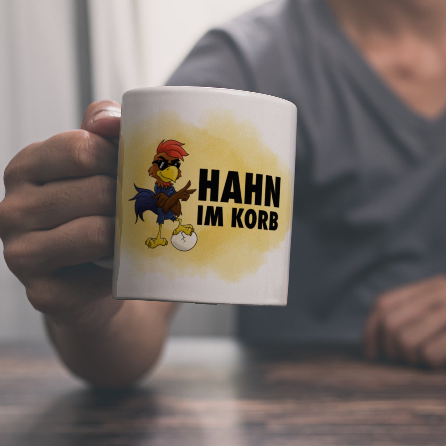 Hahn im Korb Cartoon Kaffeebecher