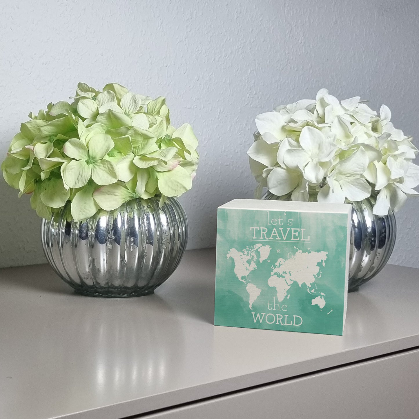 Spardose aus Holz mit Weltkarten Motiv und Text - let's travel the world in Türkis