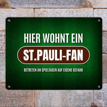 Hier wohnt ein St.Pauli-Fan Metallschild XL mit Rasen Motiv