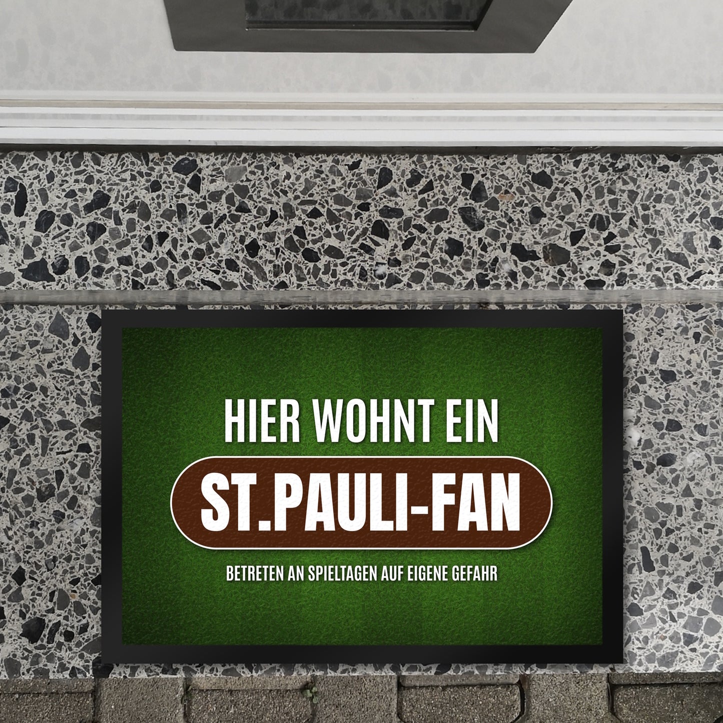 Hier wohnt ein St.Pauli-Fan Fußmatte XL mit Rasen Motiv