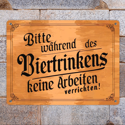 Während des Biertrinkens keine Arbeit Metallschild XL in 21x28 cm