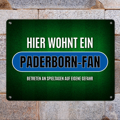 Hier wohnt ein Paderborn-Fan Metallschild XL mit Rasen Motiv