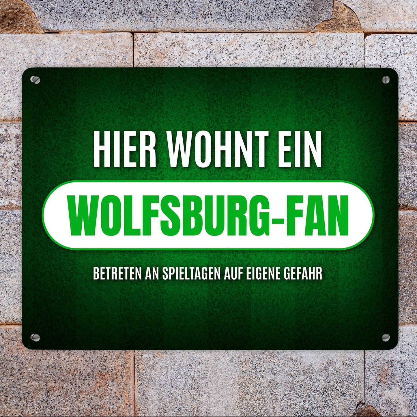 Metallschild XL mit Spruch: Hier wohnt ein Wolfsburg-Fan