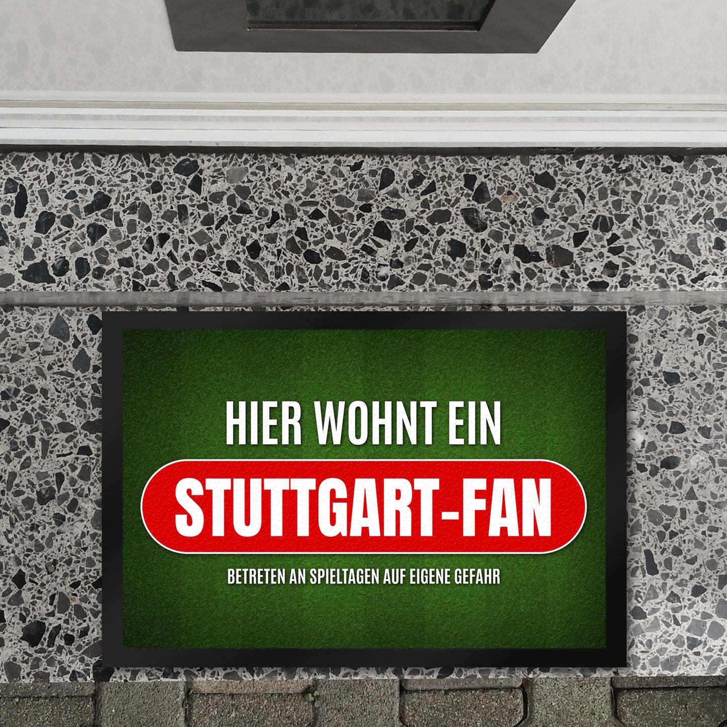 Hier wohnt ein Stuttgart-Fan Fußmatte XL mit Rasen Motiv