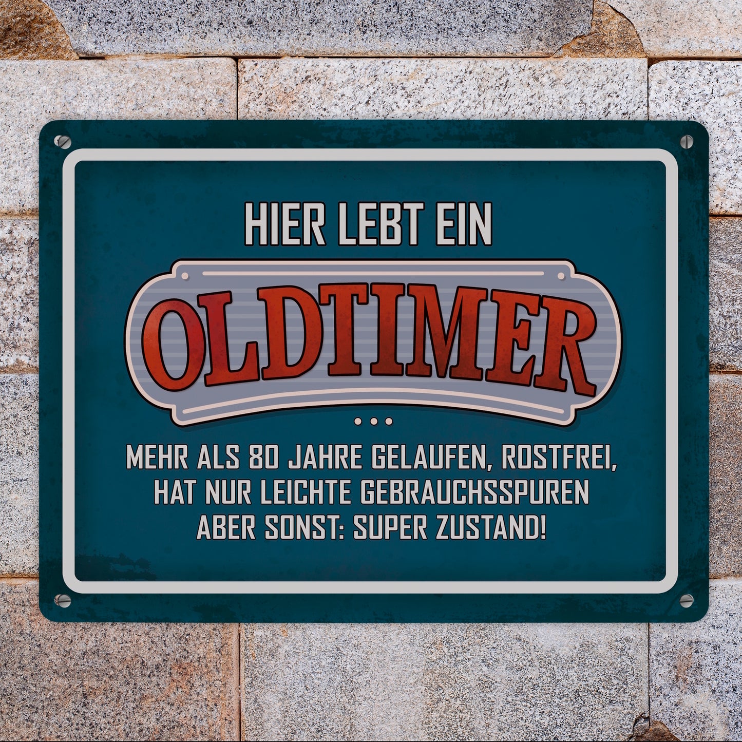 Metallschild XL mit Retro- Stil Motiv und Spruch: Hier wohnt ein Oldtimer