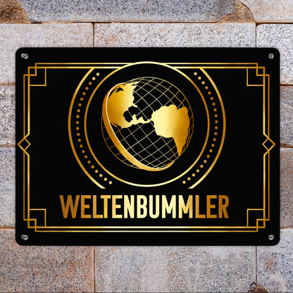 Weltenbummler Metallschild XL in 21x28 cm mit goldenem Globus und Reisemotiv