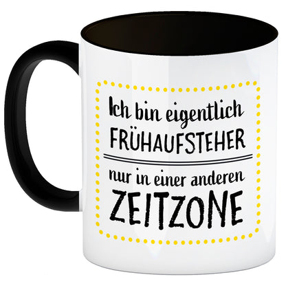 Ich bin eigentlich Frühaufsteher, nur in einer anderen Zeitzone Kaffeebecher Henkel und Innenseite Schwarz