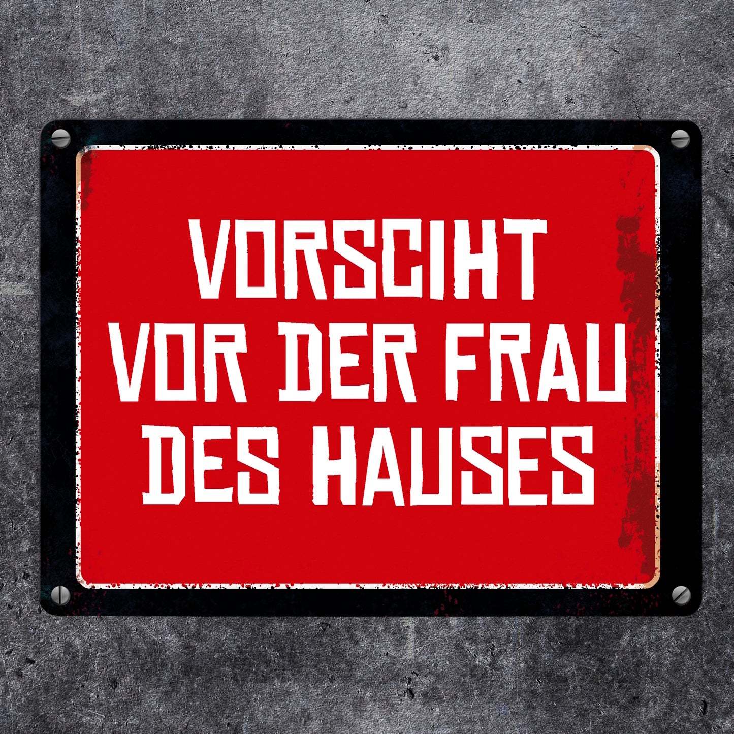 Vorsicht vor der Frau des Hauses Warn- und Hinweisschild im Used-Look