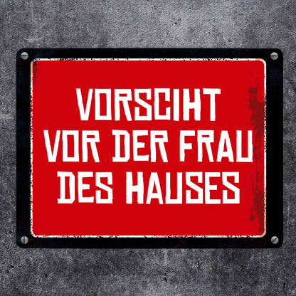 Vorsicht vor der Frau des Hauses Warn- und Hinweisschild im Used-Look