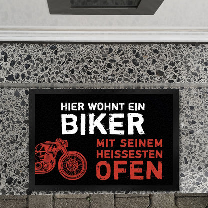 Hier wohnt ein Biker mit seinem heißesten Ofen Fußmatte XL mit Motorrad Motiv