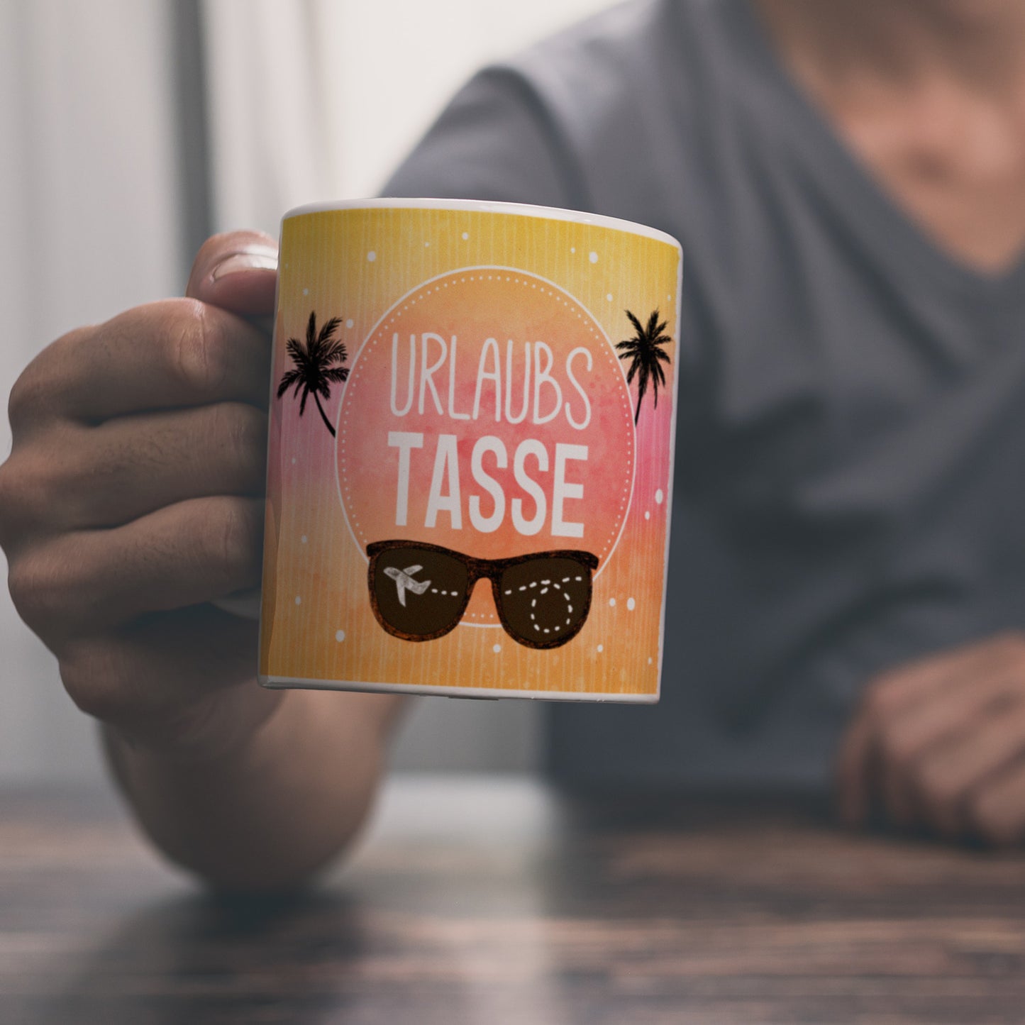 Kaffeebecher mit sommerlichem Urlaub Motiv und Spruch: Urlaubs Tasse