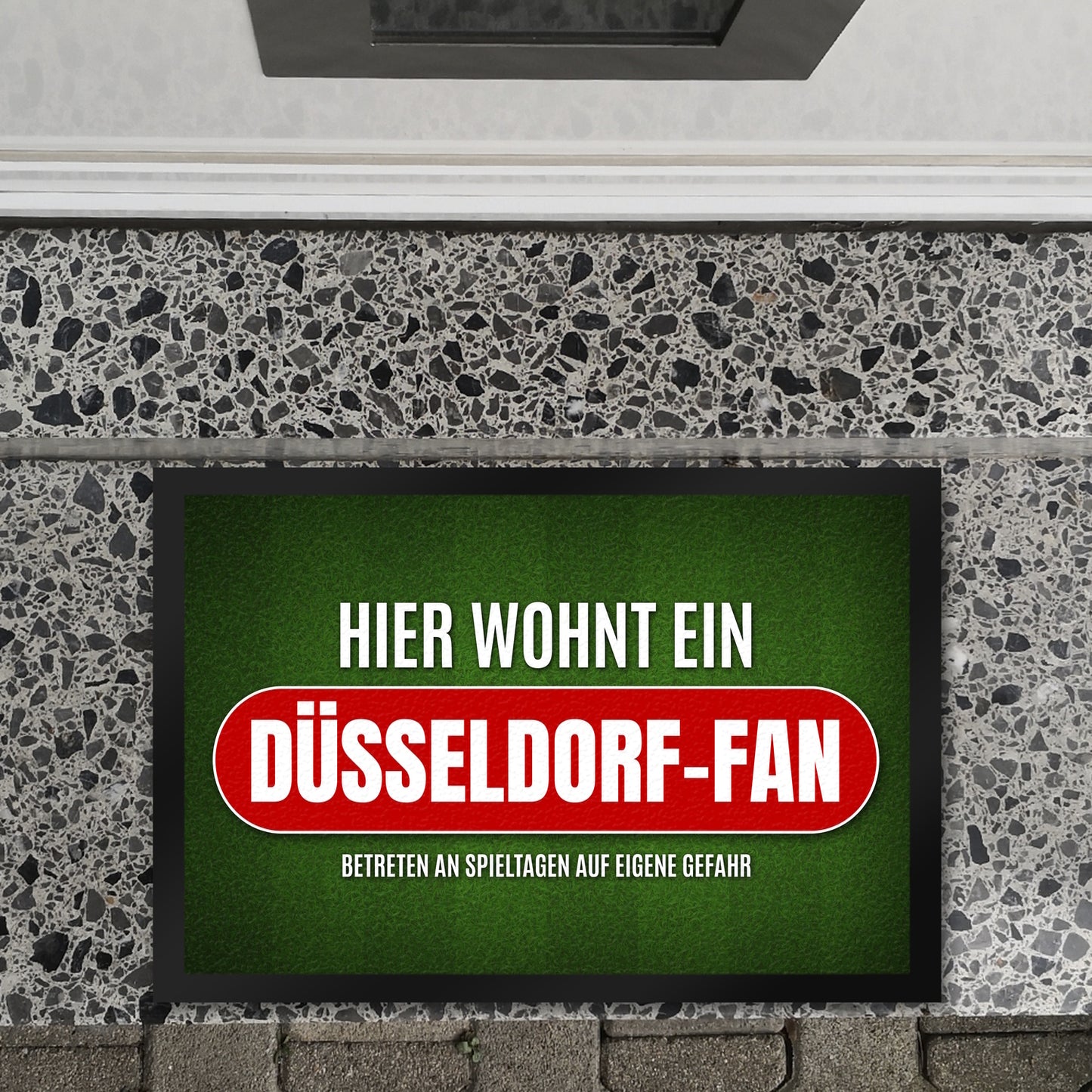 Hier wohnt ein Düsseldorf-Fan Fußmatte XL mit Rasen Motiv