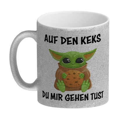 Baby-Alien Glitzer-Kaffeebecher mit Spruch Auf den Keks du mir gehen tust