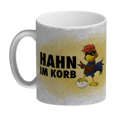 Hahn im Korb Glitzer-Kaffeebecher Das einzigartige Cartoon-Motiv eines Hahns macht diesen Kaffeebecher zu einem echt ausgefallenem Geschenk für Kollegen, Familie und Freunde die vielleicht alleine als Hahn im Korb sitzen. mit Cartoon-Hahn, Aufschrift Moti